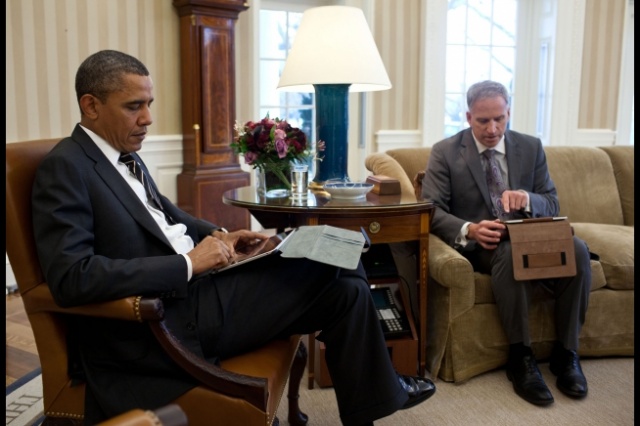 obama-ipad-briefing